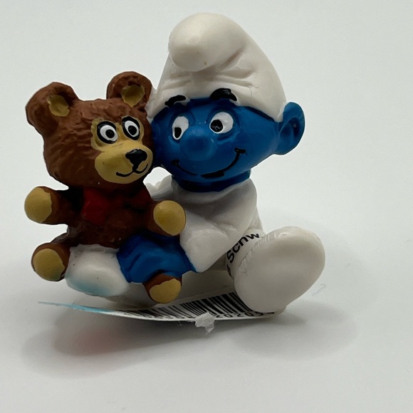 Schleich Baby Smurf With Bear NEW With tags  Approx 1 Inch - Picture 1 of 2